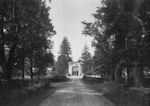 Droga dojazdowa z portalem, na dalszym planie fronton paacu - zdjcie sprzed 1945 roku